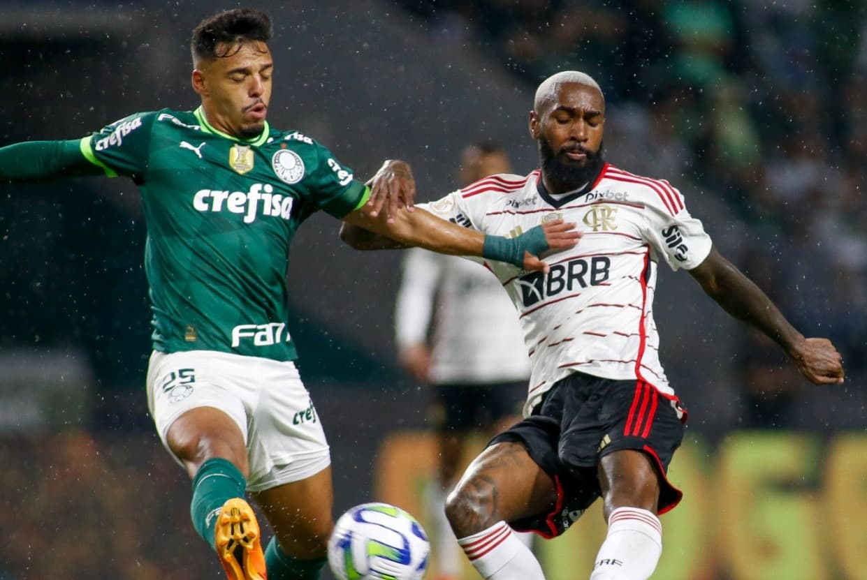 Gabriel Menino, do Palmeiras, e Gerson, do Flamengo, disputam bola durante partida