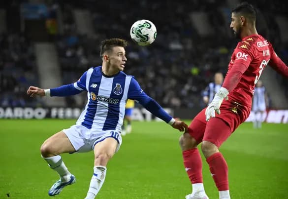 Marcelo Carné, goleiro formado pelo Flamengo, defendendo o Estoril contra o Chaves de Hugo Souza. Jogador foi agredido durante partida do Campeonato Português