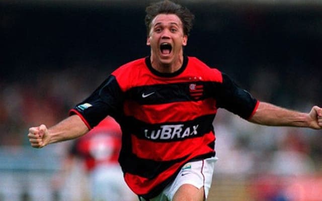 Petkovic comemorando gol de falta pelo Flamengo em 2001. Ex-atleta foi à loucura com tento marcado por De La Cruz