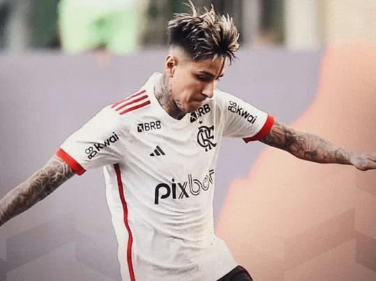 Pulgar em ação na partida entre Palmeiras e Flamengo. Os times comandados por Tite e Abel Ferreira duelaram pelo Brasileirão. Flamengo e Palmeiras.