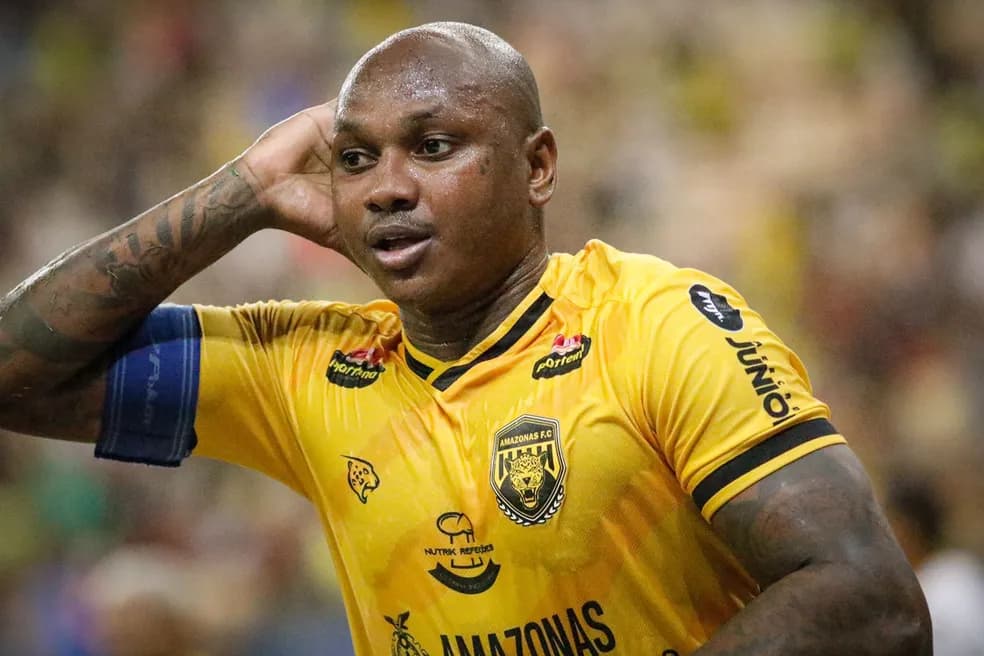 Sassá jogando pelo Amazonas. Atleta quase atuou pelo Flamengo e enfrenta a equipe no Maracanã pela Copa do Brasil