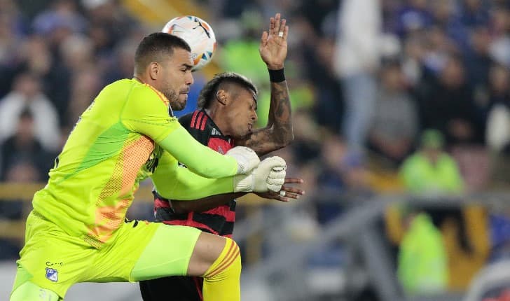 Bruno henrique disputa bola com goleiro colombiano no empate do Flamengo com o Millonario em Bogotá