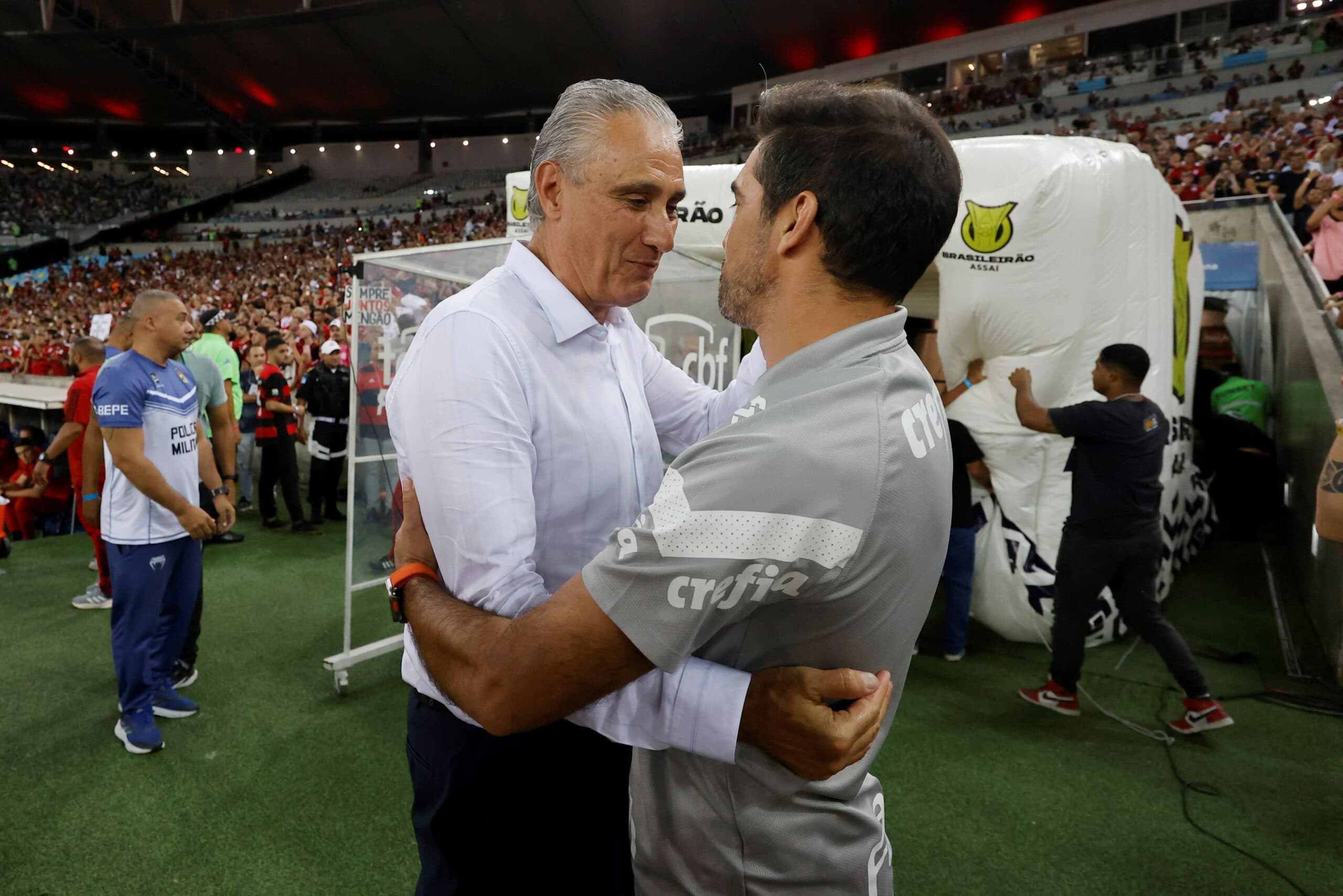 Tite e Abel Ferreira se cumprimentando num jogo entre Flamengo e Palmeiras
