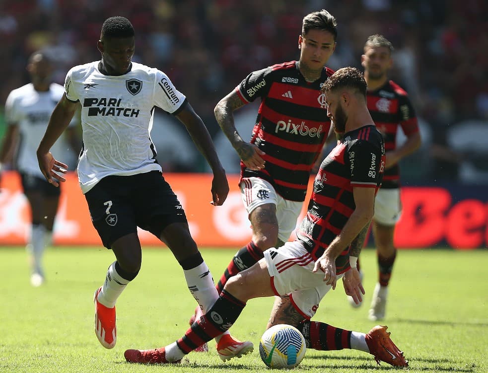 Léo Pereira, do Flamengo, toma drible de Luiz Henrique, do Botafogo, pelo Brasileirão.