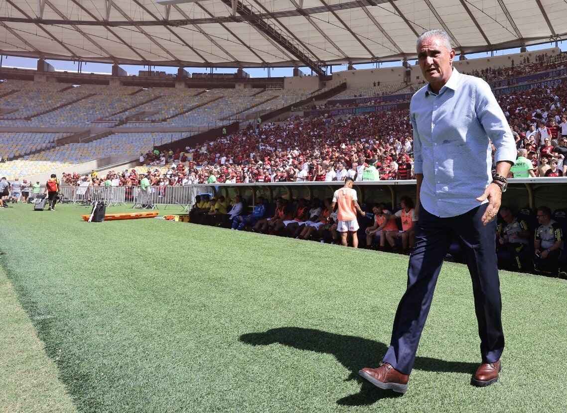 Tite, técnico do Flamengo, se dirige ao time durante duelo contra o Botafogo