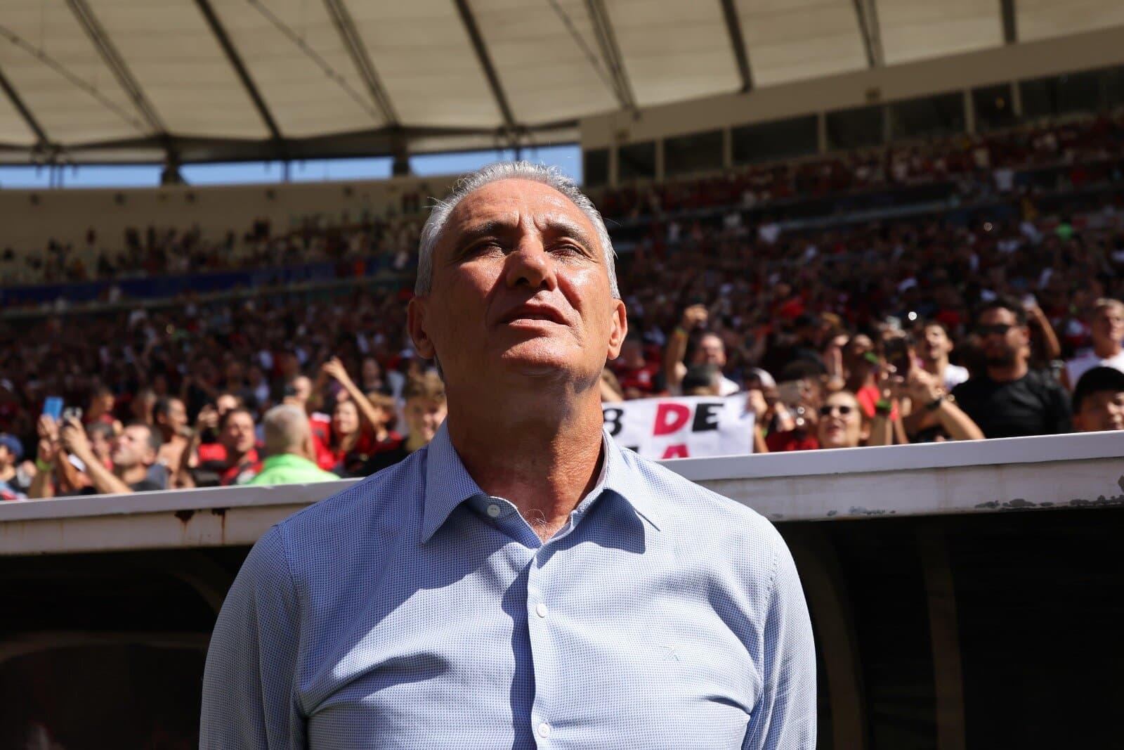 Tite olha para o céu em dia de jogo do Flamengo numa tarde de Maracanã; treinador pode perder Bruno Henrique, Léo Ortiz e Allan para duelo contra Fortaleza