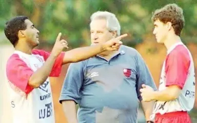 Apolinho e Romário em treino do Flamengo; ex-atacante comentou relação com jornalista quando o mesmo assumiu time do Flamengo