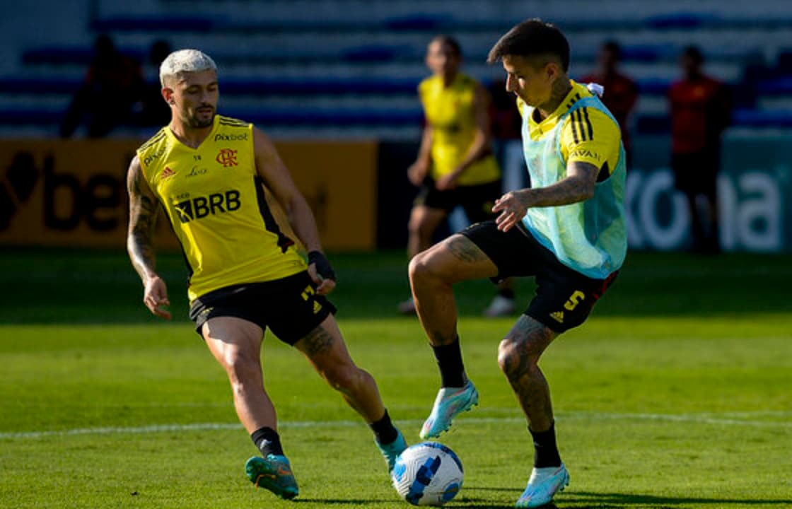 Arrascaeta e Pulgar em treino do Flamengo; dupla se aproxima de retorno para os próximos jogos