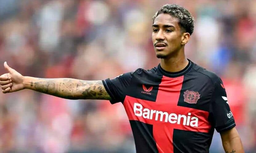 Arthur em campo pelo Leverkusen; Flamengo faz consulta em busca de substituto para Wesley