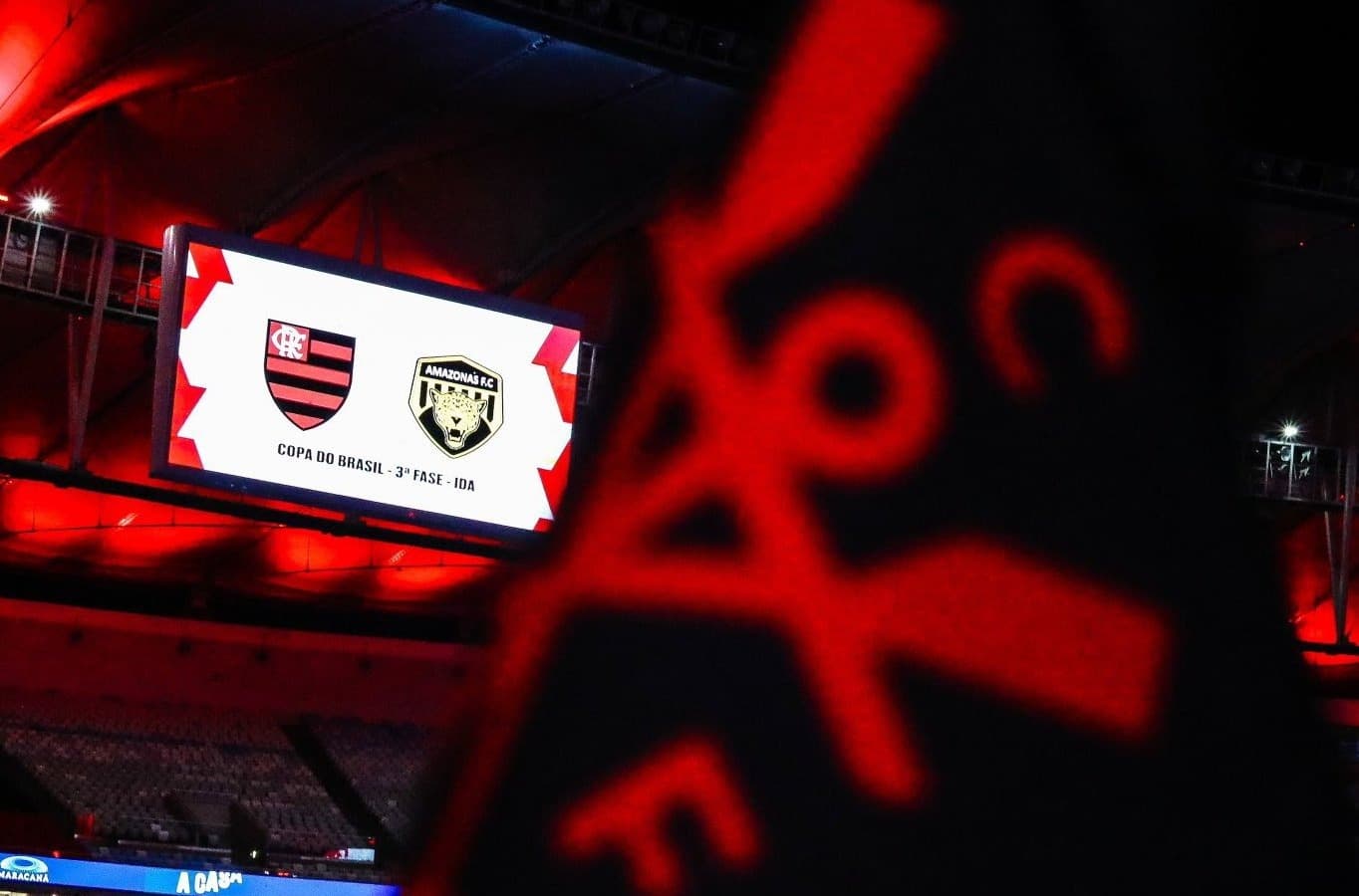 Imagem do Maracanã com luzes rubro-negras antes da vitória do Flamengo por 1x0 sobre o Amazonas, pela Copa do Brasil 2024