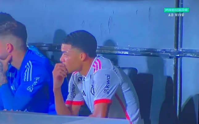 Igor Jesus chorando durante Flamengo e Bragantino no Brasileirão após ser substituído por Tite