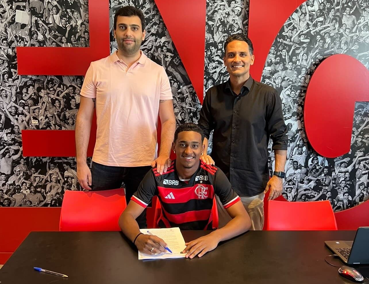 Lucyan renova com o Flamengo. Campeão da Libertadores Sub-20 é joia na lateral-direita
