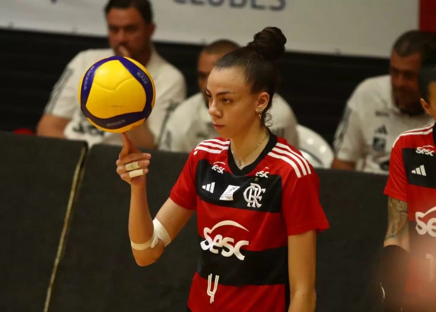 Juju em quadra pelo Sesc Flamengo; central projeta estreia em casa contra o Maringá na Superliga