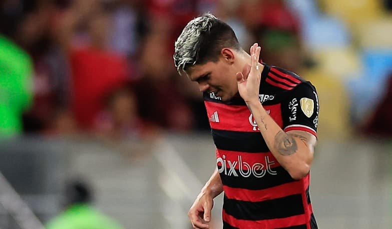 Ayrton Lucas faz gesto indicando escutar a torcida após seu gol contra o Bolívar