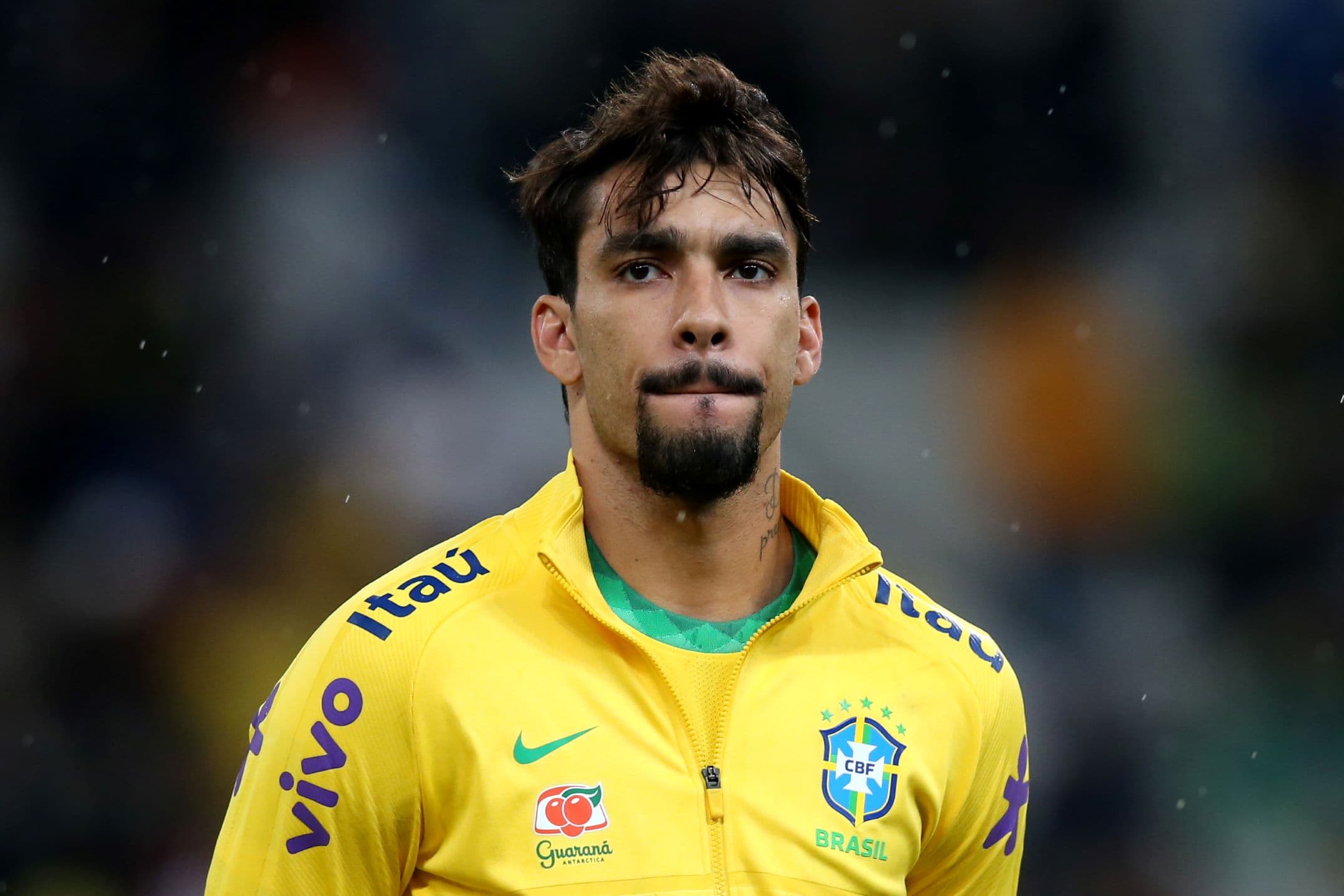 Lucas Paquetá com casaco da Seleção Brasileira.
