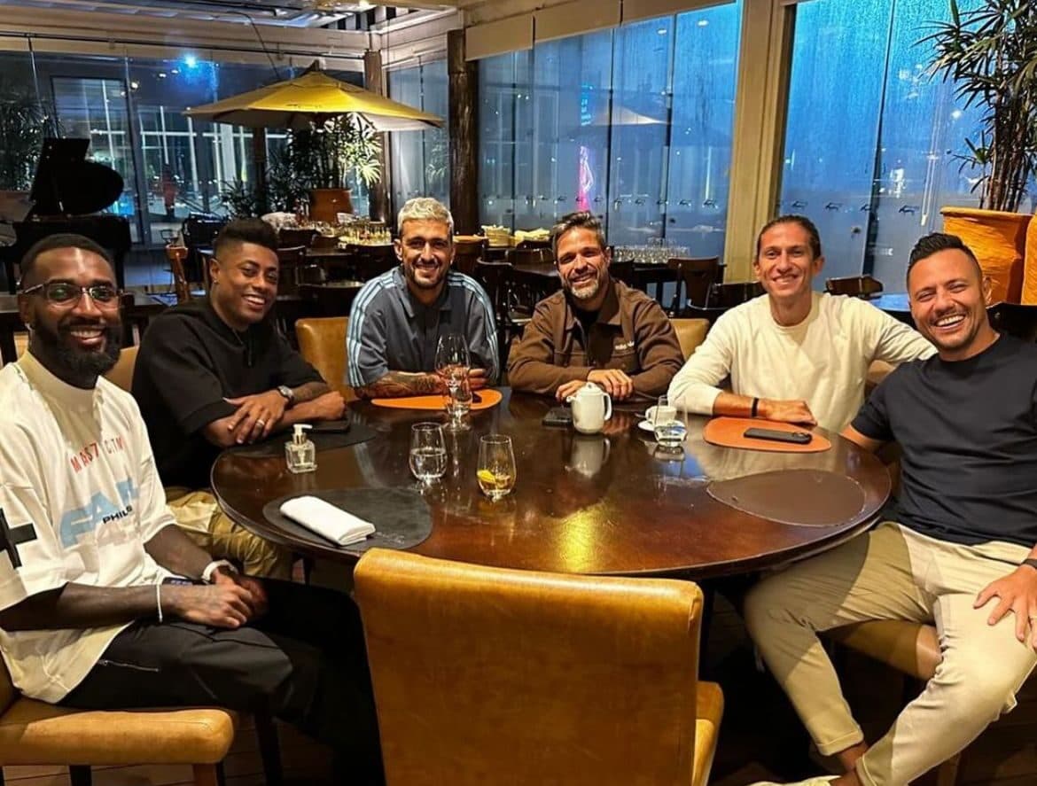 jogadores multicampeões de 2019 pelo Flamengo se encontram para jantar