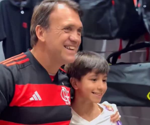 Petkovic é celebrado por flamenguistas em tarde de autógrafos