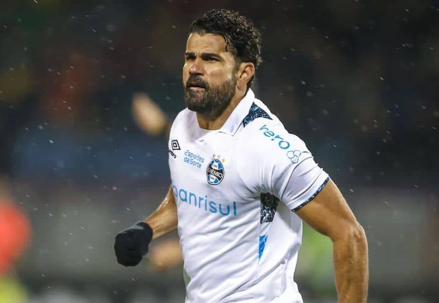 Diego Costa em campo pelo Grêmio; exames confirmam lesão e desfalque de espanhol contra o Flamengo