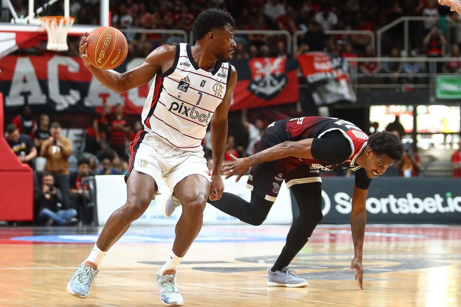 Gui Deodato em lance do jogo 1 contra Franca no NBB