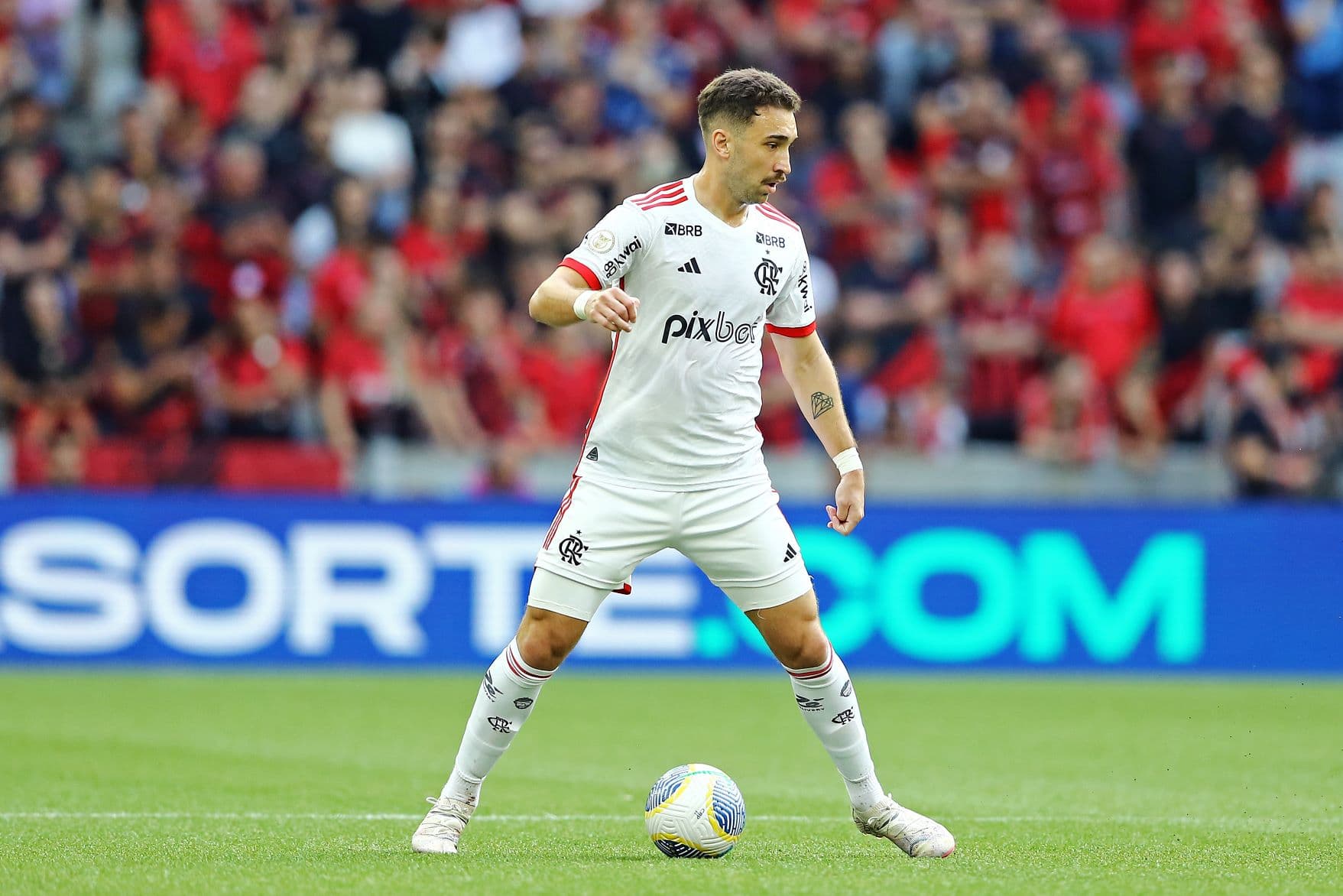 Léo Ortiz contra o Athletico-PR