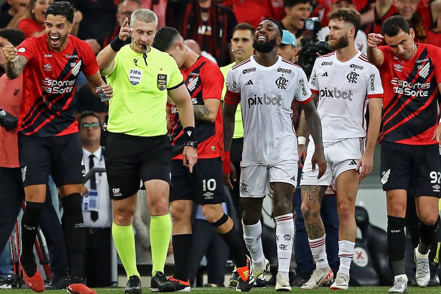 Daronco confirma pênalti a favor do Athletico após anular gol do Flamengo