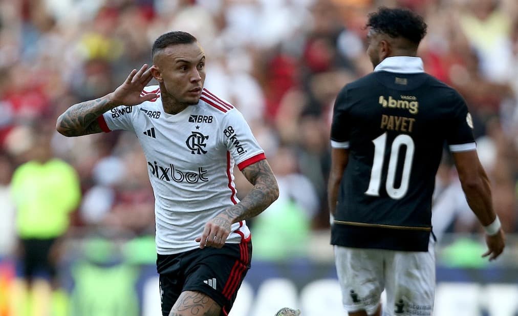 Cebolinha comemora gol na vitporia do Flamengo sobre o Vasco, ao fundo o meia Payet, do Vasco