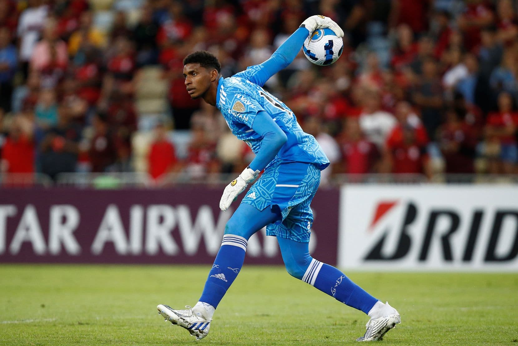 Hugo Souza em ação pelo Flamengo