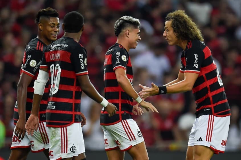 David Luiz cumprimenta Luiz Araújo após gol contra o Grêmio, na vitória do Flamengo sobre o Grêmio pelo campeonato brasileiro 2024