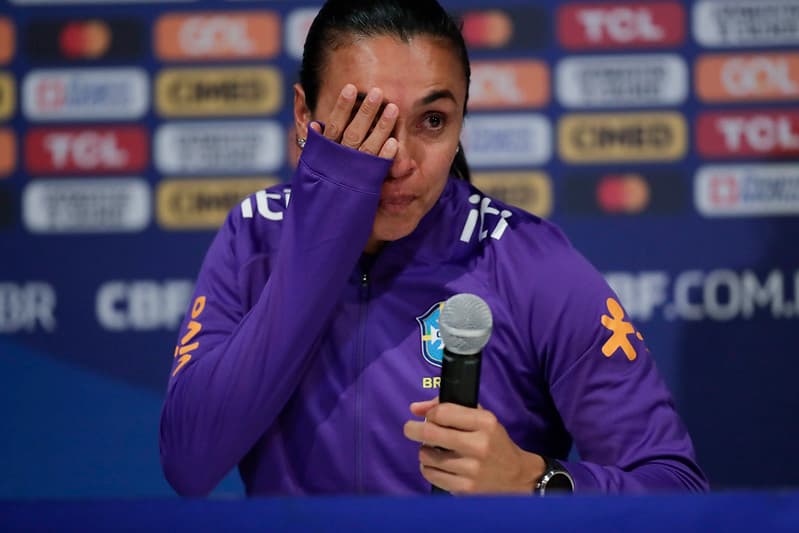 Atacante Marta se emociona wm coletiva da Seleção Brasileira