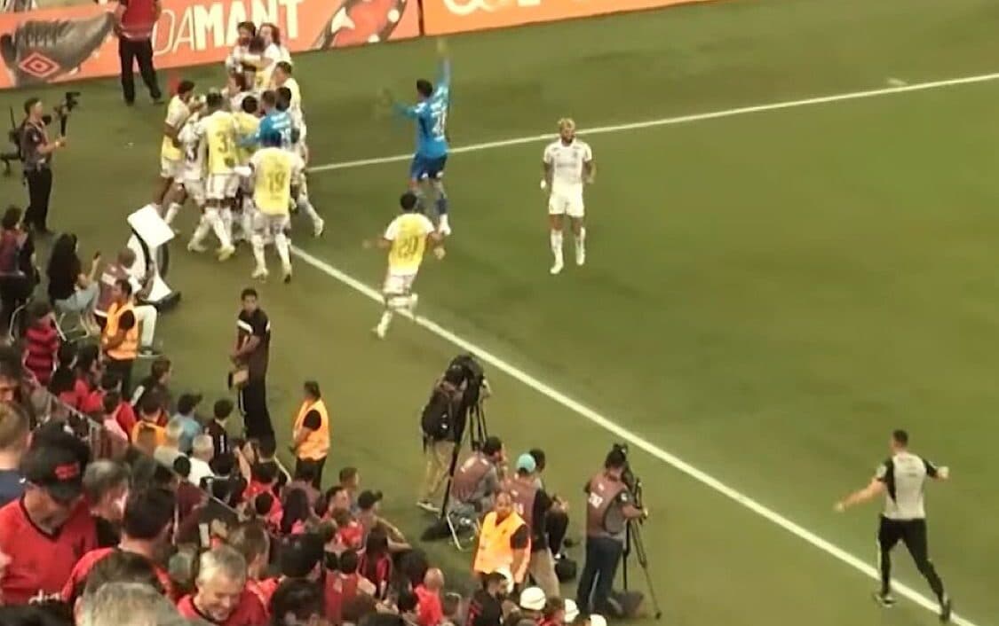 Matheus Bachi sai do banco de reservas e corre até jogadores para comemorar gol do Flamengo