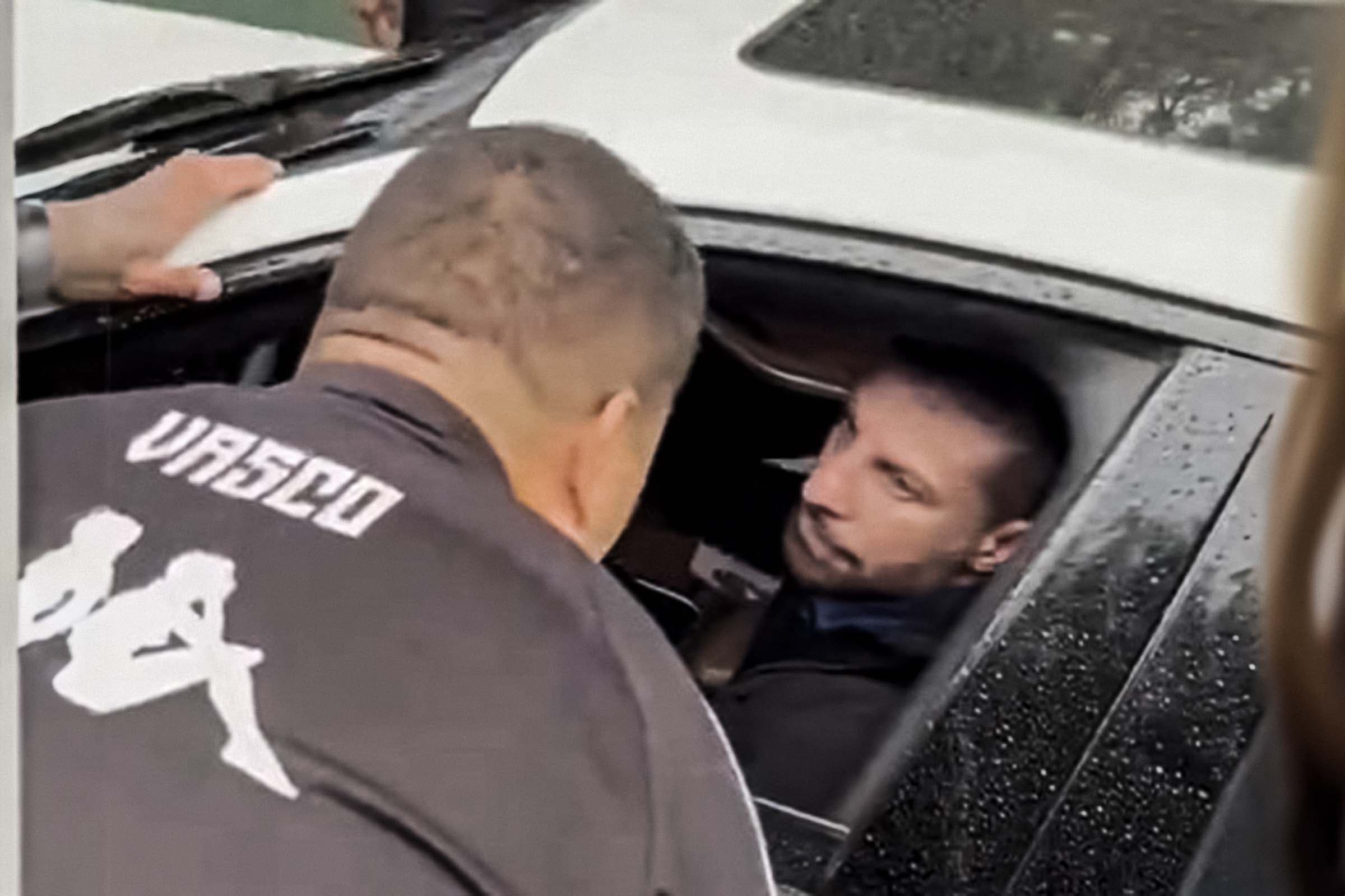 Torcedores do Vasco fazem protesto no CT após goleada do Flamengo