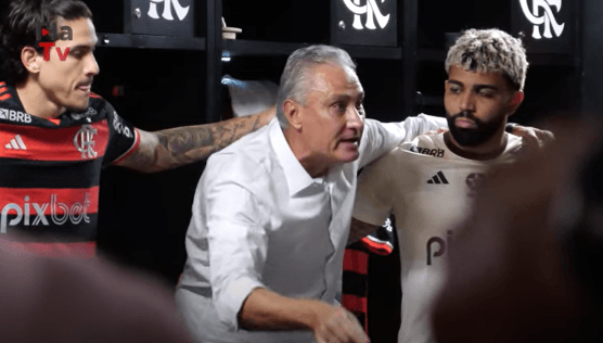 Tite fala ao jogadores do Flamengo antes do clássico com o Fluminense