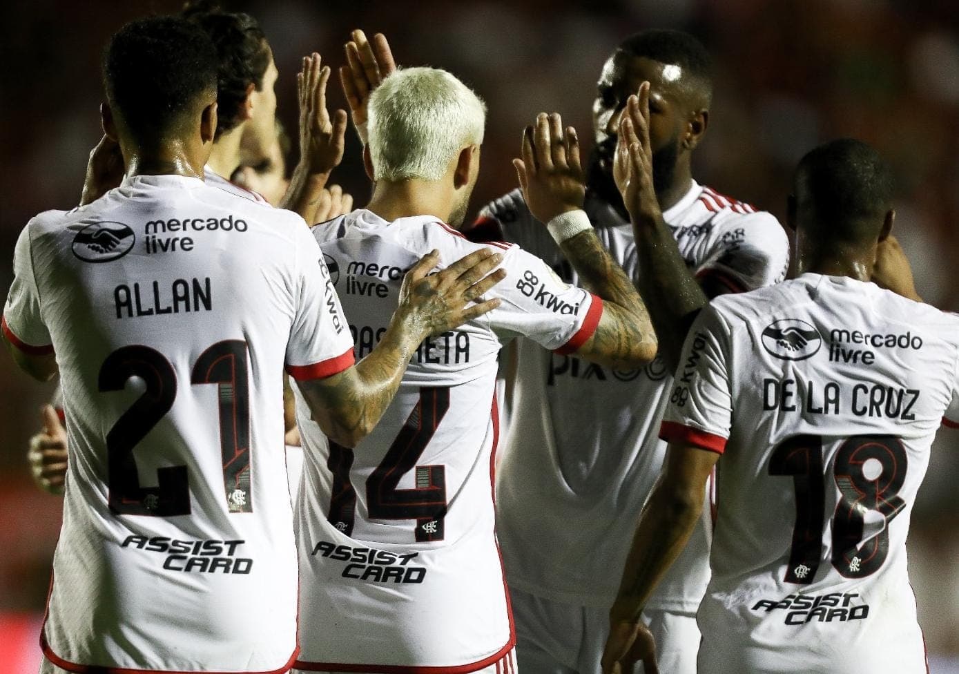 Arrascaeta comemora gol do Flamengo sobre o Vitória