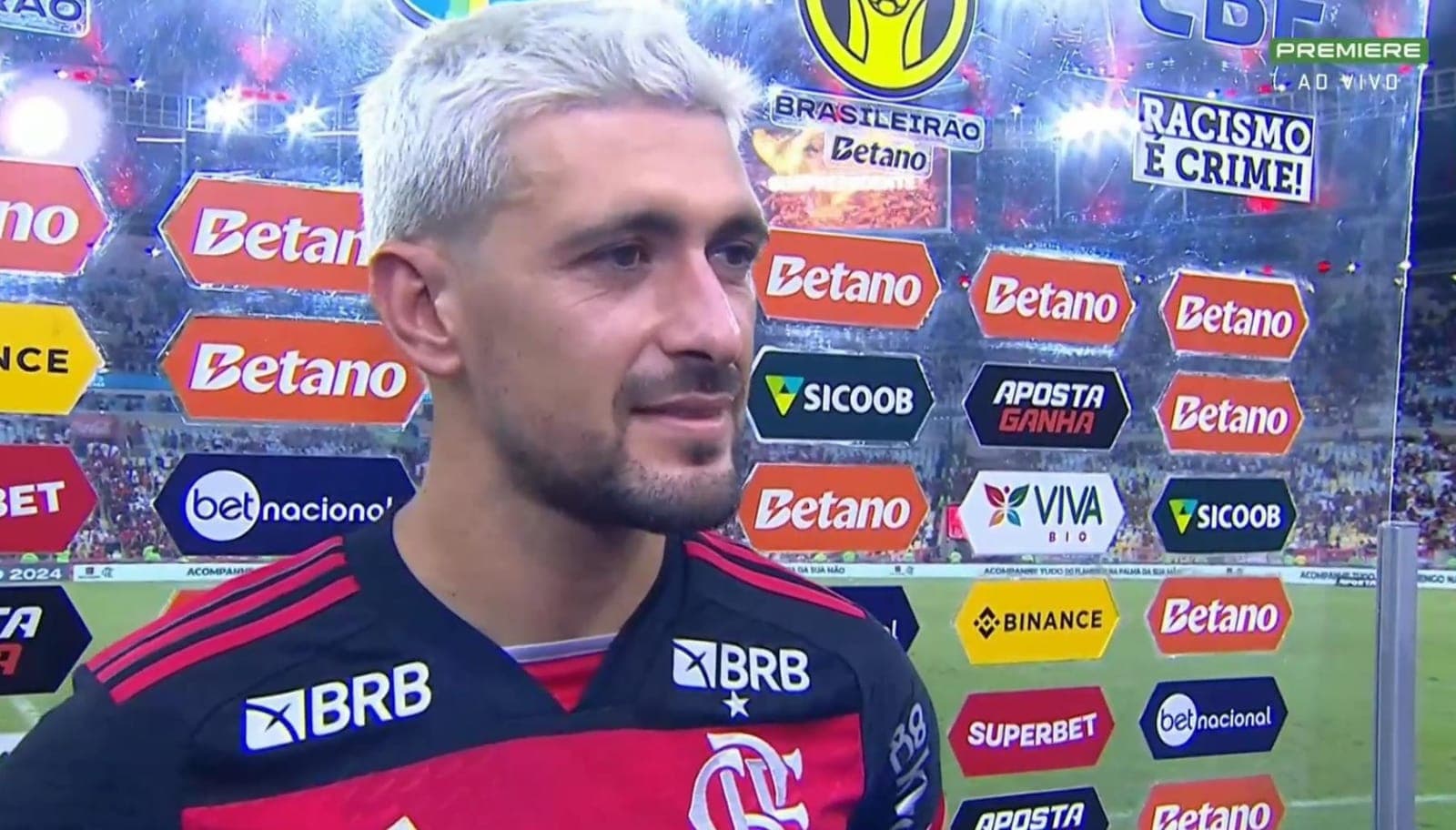 Arrascaeta sorri em entrevista para o Premiere após vitória do Flamengo sobre o Atlético-GO por 2 a 0