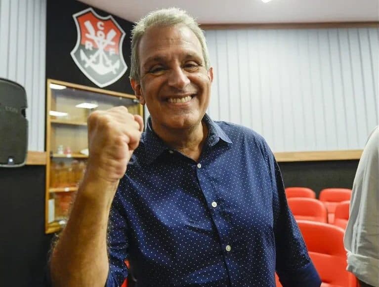 BAP sorri e comemora com braço após vencer eleição do Conselho de Administração; candidato à presidência do Flamengo rebateu falas de Landim sobre SAF