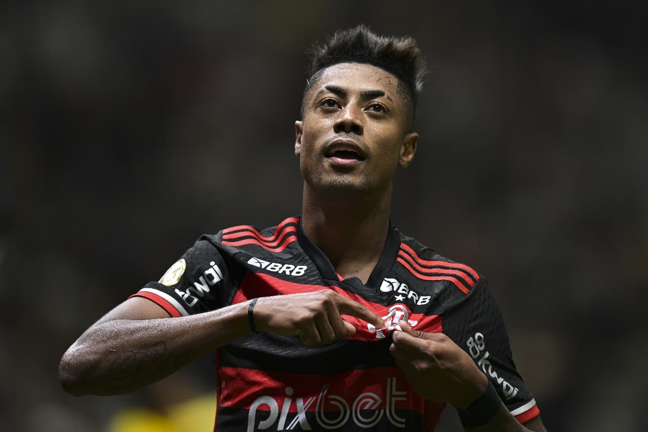 Bruno Henrique mostra escudo do Flamengo no Manto durante goleada sobre o Atlético-MG na Arena MRV