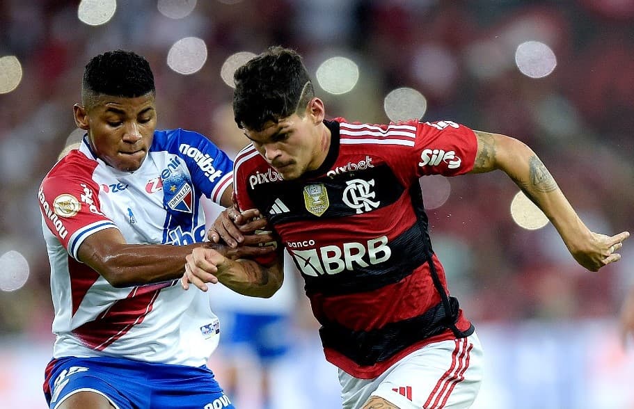 Ayrton Lucas, do Flamengo, disputa bola em jogo contra o Fortaleza; CBF escalou Edina Alves para o jogo