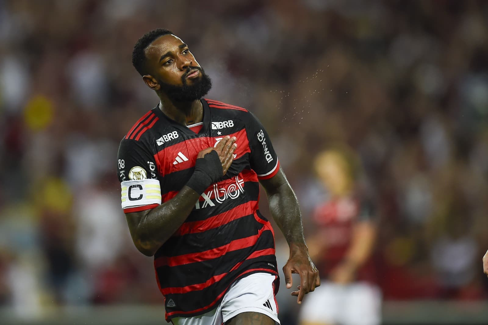 Gerson comemora gol do Flamengo sobre o Bahia no Brasileirão; Dorival convocou meia para a Seleção Brasileira