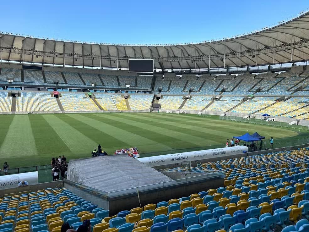 Gramado do Maracanã durante período sem jogos