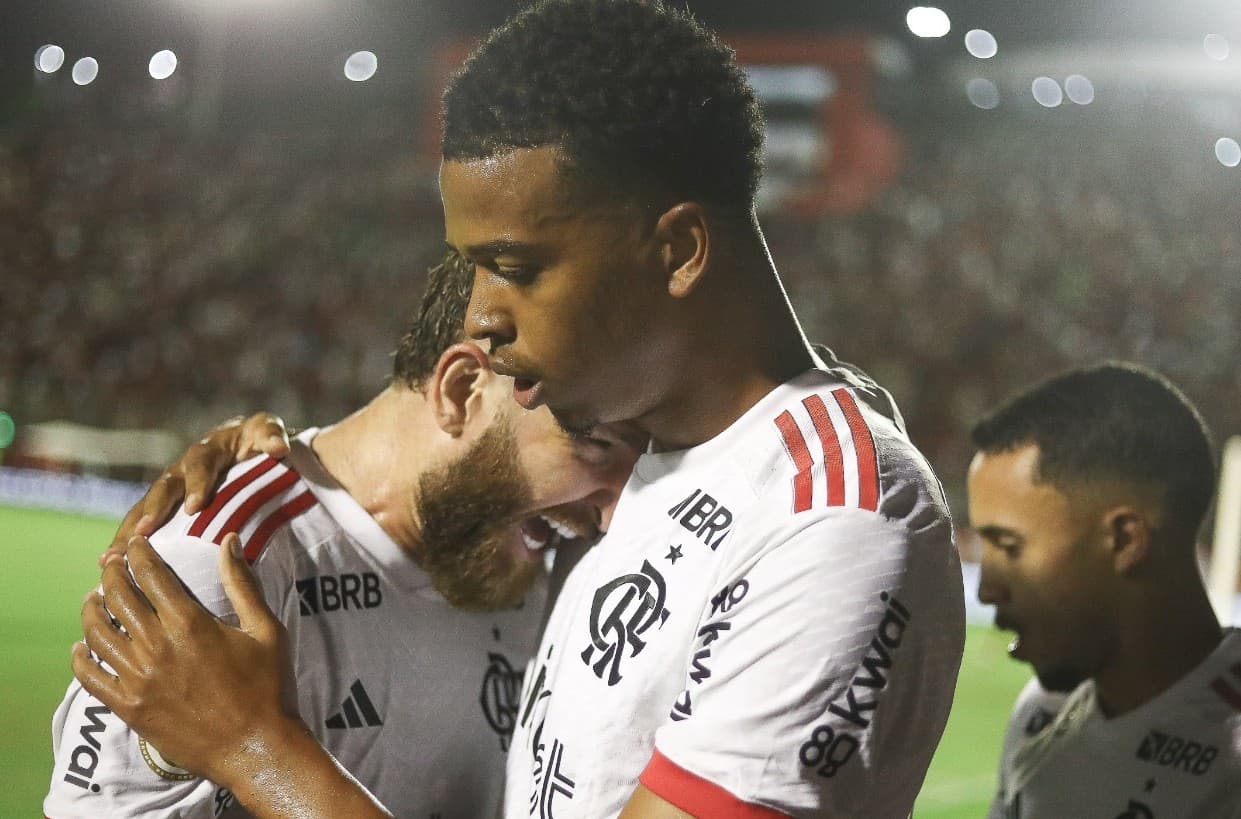 Léo Pereira vibra com Carlinhos por vitória do Flamengo