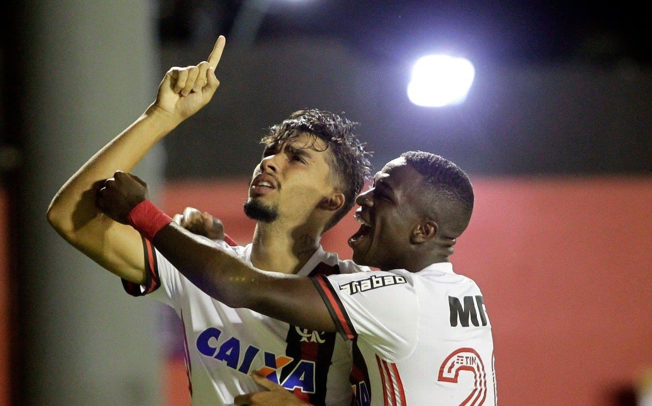 Lucas Paquetá comemora apontando para o céu e recebe abraço de Vinícius Júnior após gol em 16 segundos durante Flamengo 2x2 Vitória no Barradão