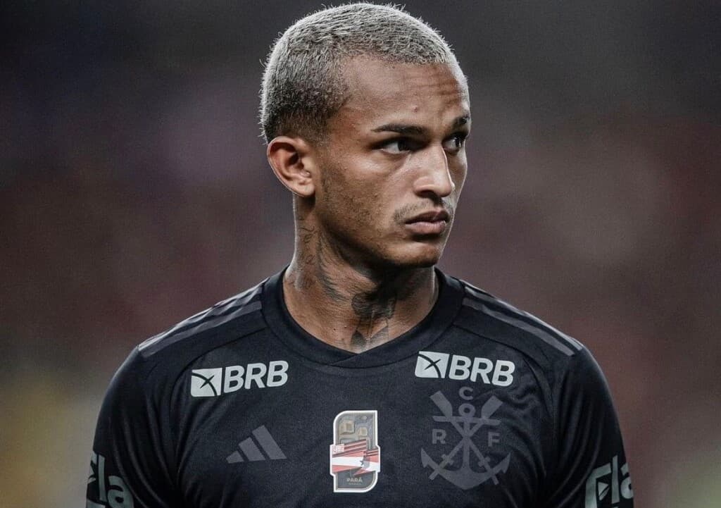 Wesley em jogo do Flamengo; lateral-direito do Flamengo teve carro roubado na Zona Norte do Rio