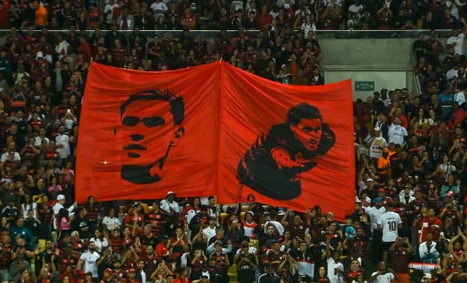 Bandeirão de Pedro é suspenso na arquibancada do Maracanã pela primeira vez na vitória do Flamengo sobre o Cruzeiro pela 13ª rodada do BR