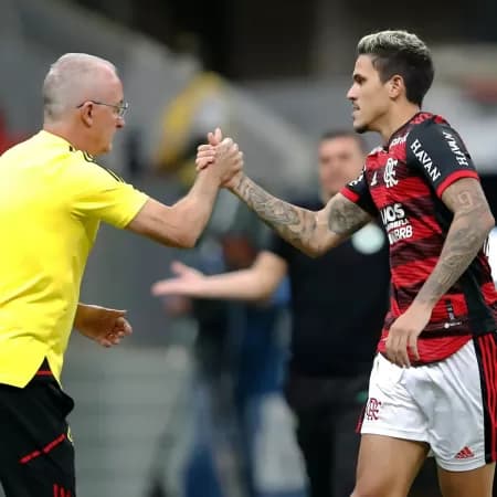 Dorival Júnior e atacante Pedro se cumprimentando