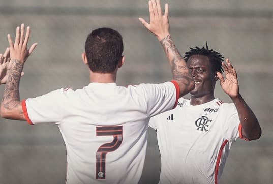 Shola comemora gol pelo Flamengo no Brasileirão Sub-20