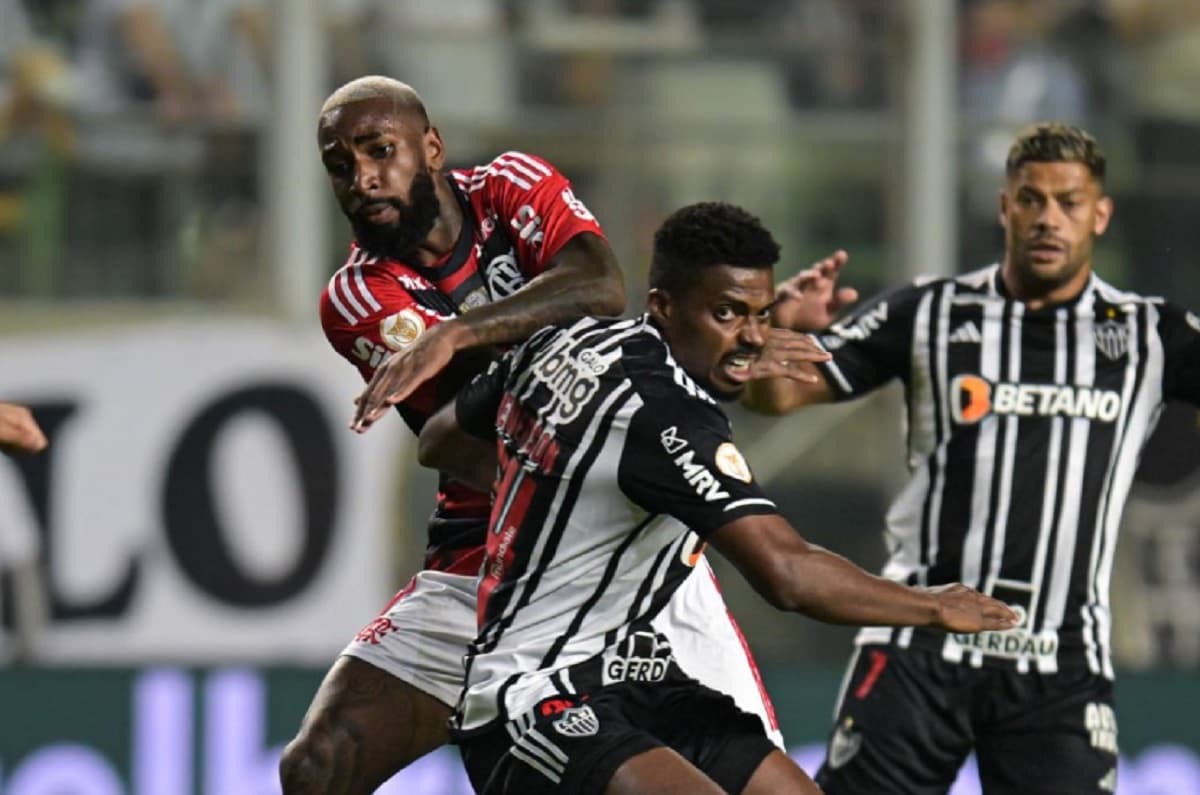 gerson disputa bola em jogo do atlético-mg contra o flamengo