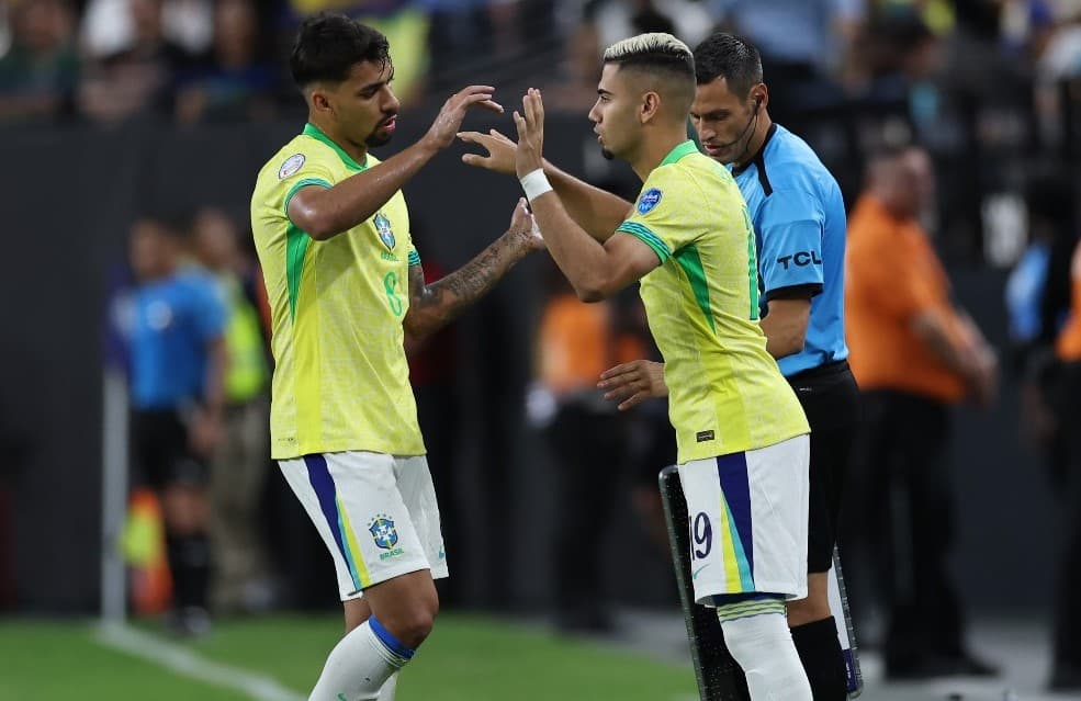 Lucas Paquetá cumprimenta Andreas Pereira, ambos ex- Flamengo, em substituição pela Seleção Brasileira durante Copa América 2024