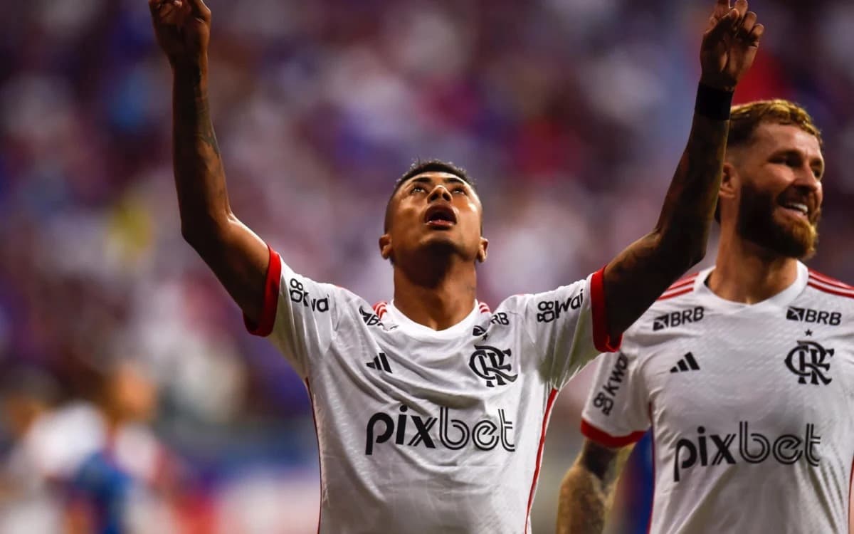 Bruno Henrique comemora gol do Flamengo contra o Bahia