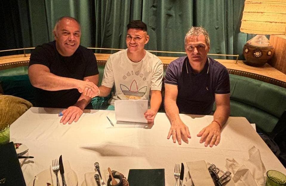 Carlos Alcaraz aperta mão de Marcos Braz após assinar com Flamengo