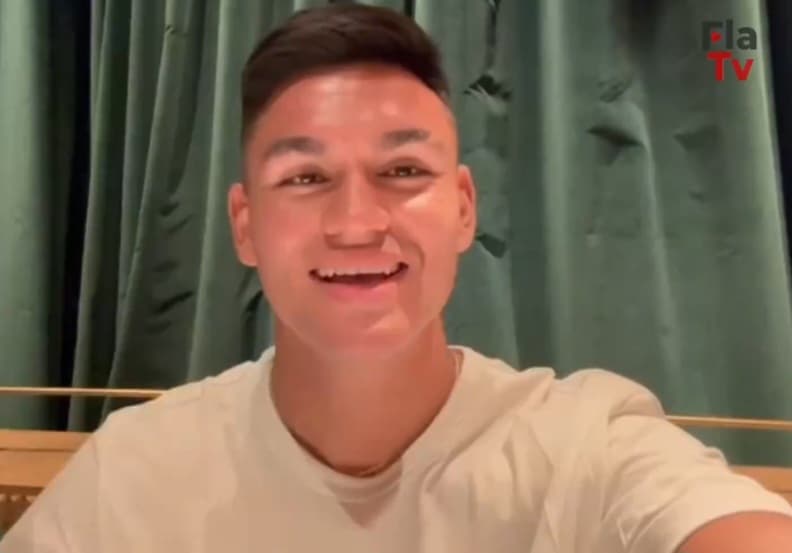 Carlos Alcaraz sorri em recado à torcida do Flamengo